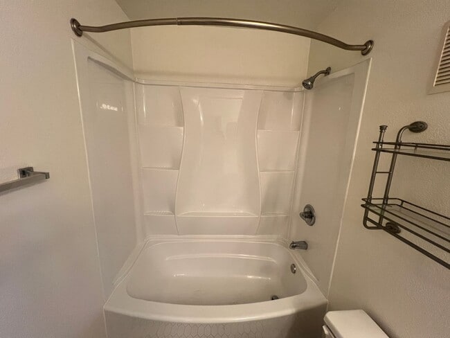 Building Photo - 3 bedrom 2.5 bath Gated Community Townhome with community  Pool, Spa & Private Garage