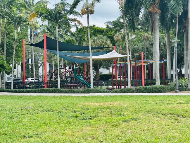 Building Photo - 533 NE 3rd Ave