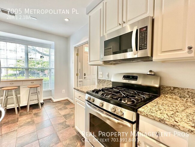 Building Photo - Gorgeous End Unit- Steps To Metro!