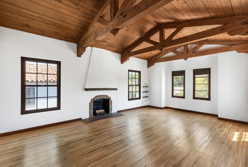 Building Photo - 2433 W Silver Lake Dr