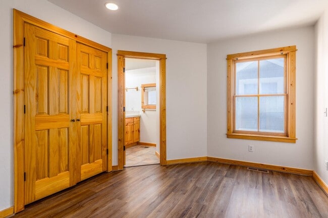 Building Photo - Refreshed Park Ave. Duplex with Historic O...