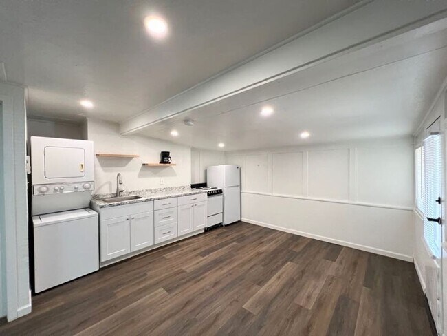 Building Photo - R301- 301 1/2