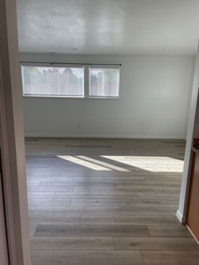 Building Photo - 3 BEDROOMS SINGLE LEVEL HOME