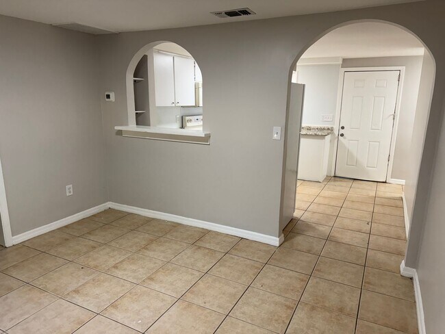 Building Photo - Spacious 3-Bedroom, 2-Bath Triplex – Clean...
