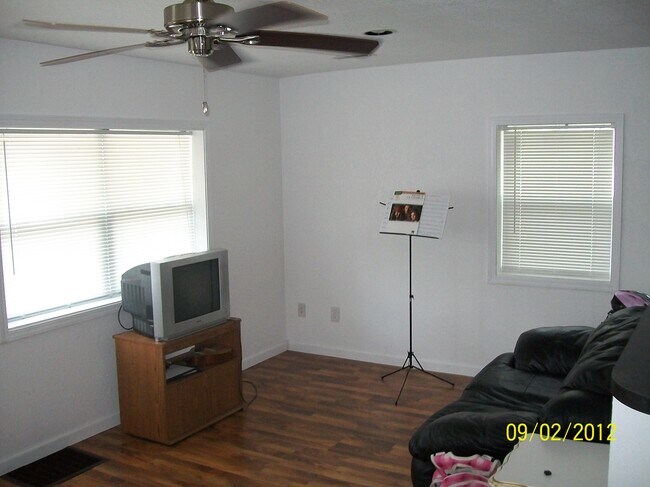 Building Photo - 805 S Osteopathy Ave