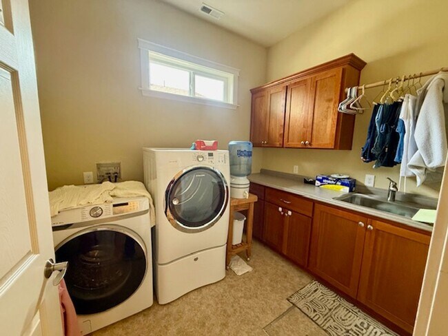 Building Photo - Beautiful Custom Built 3 bed/2.5 bath Home