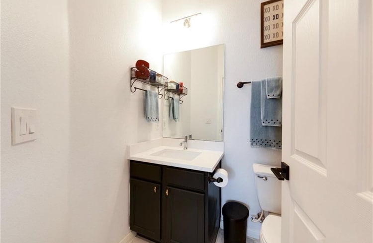 Guest Bath - 5532 Toscana Ave