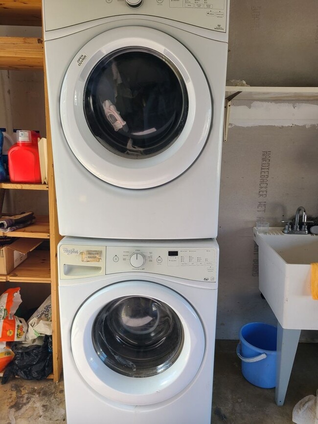 Building Photo - Spacious Ocean Beach 2 bed 1 bath just a few steps from Colliers Park.