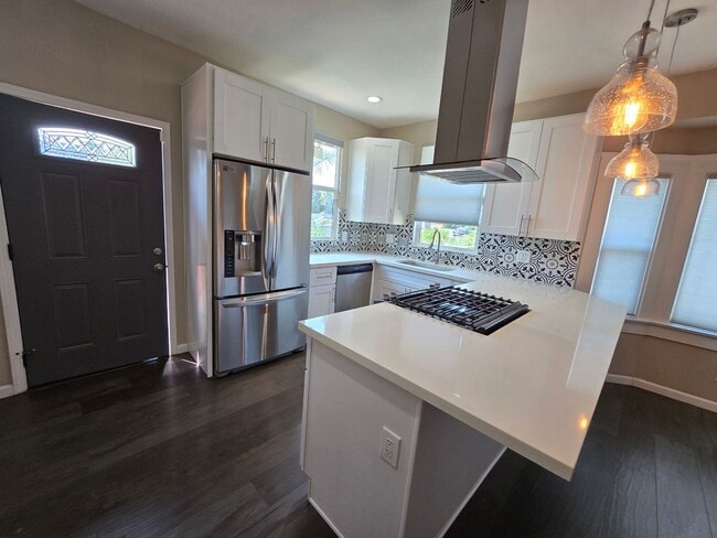 Building Photo - 3BD/2BA w/ Driveway Parking!