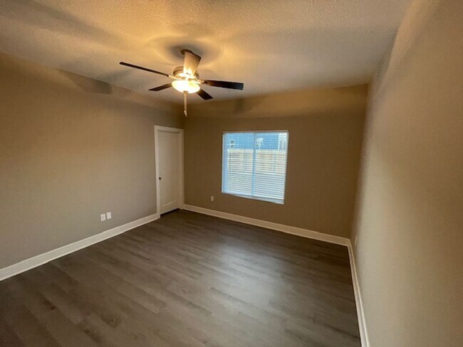 Building Photo - 9376/78 E Wassall
