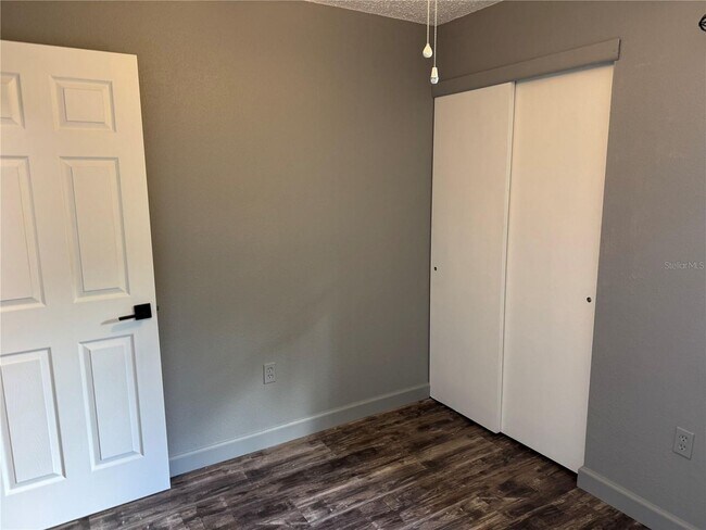 Building Photo - 3Br/1Ba With Large Fenced Back Yard