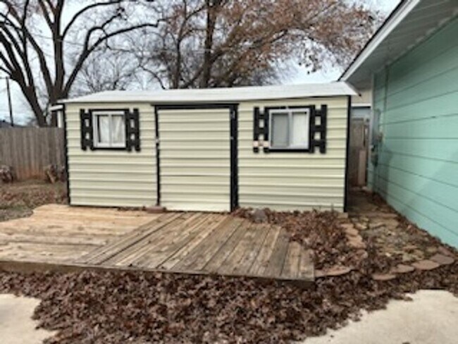 Building Photo - 3 bed 2 bath Home with Pool!