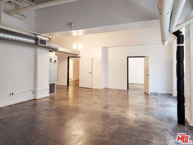 Building Photo - 215 W 7th St