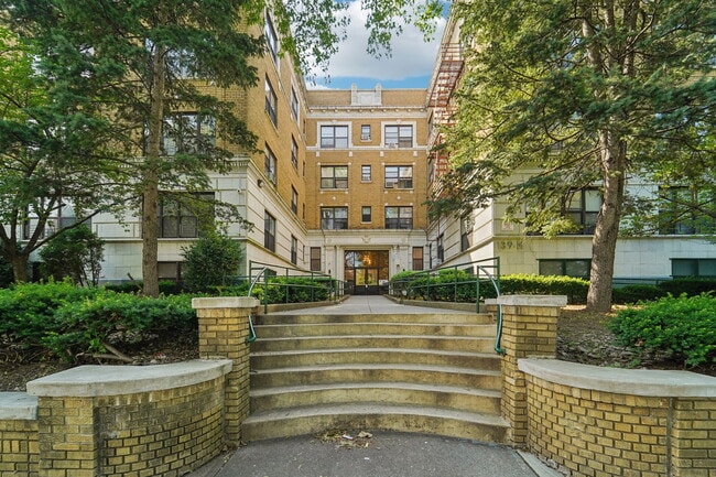 Interior Photo - PEEK Arlington Grove, LLC - 61 N Arlington Ave