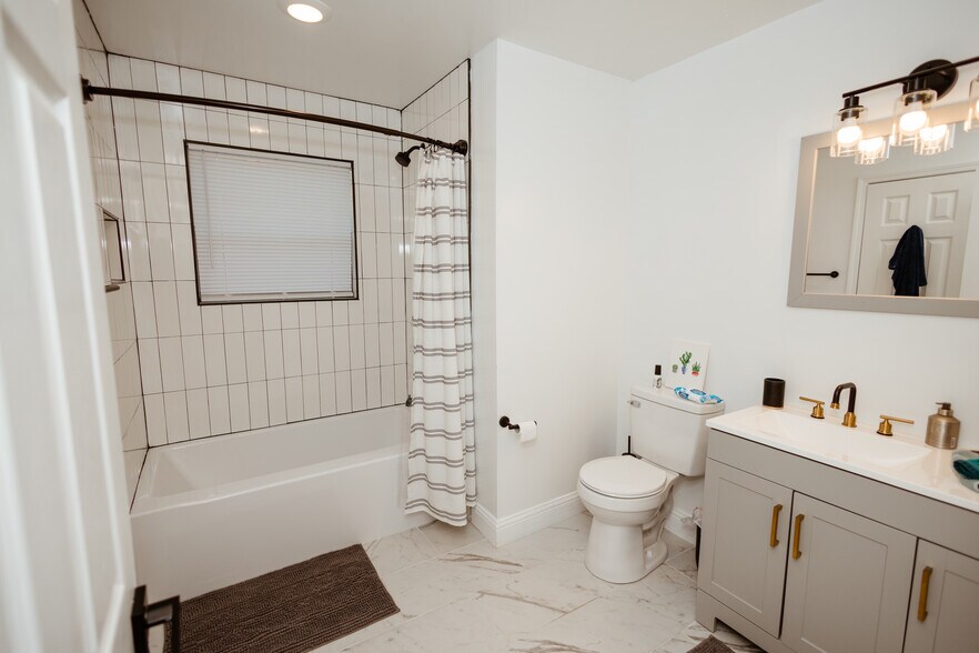 Building Photo - 3836 Leland Ave