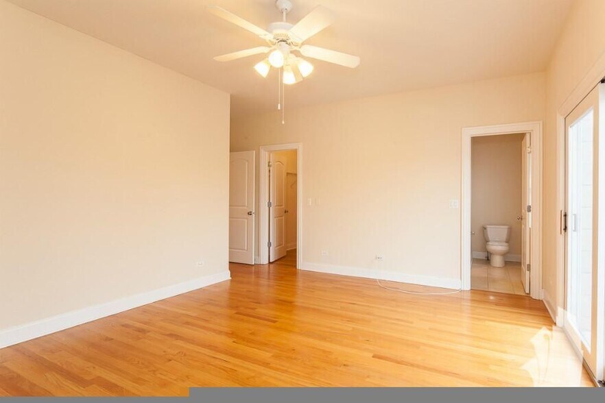 Building Photo - 3829 N Southport Ave