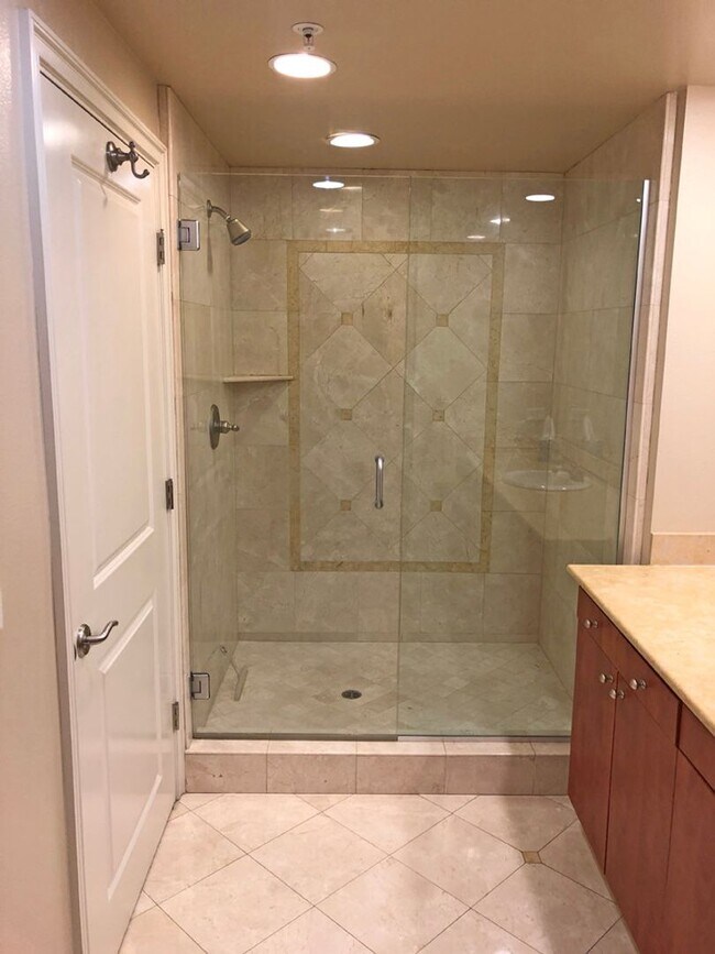 Building Photo - Incredibly Spacious Furnished 2 Bedroom/2 Bath Condo at Park Townsend