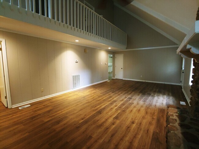 Building Photo - 8 Hickory Ln