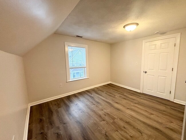 Building Photo - 11 Byron St