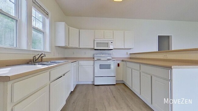 Building Photo - 4705 Pineview Dr