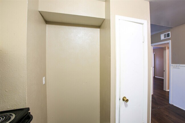 Building Photo - 9406 Grannis St