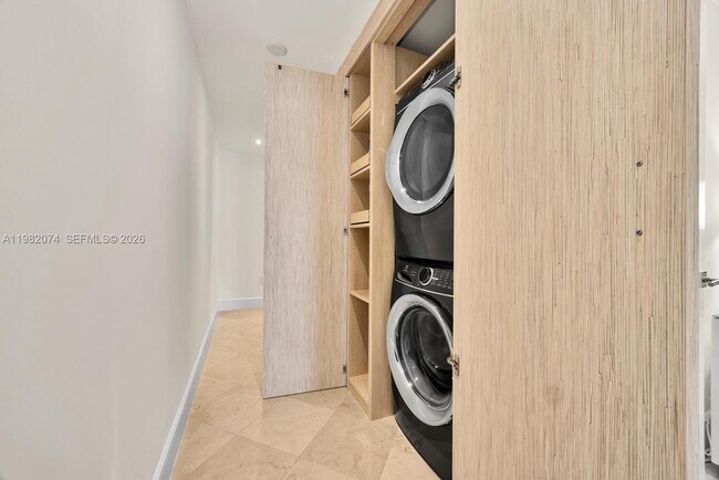 Building Photo - 2645 S Bayshore Dr