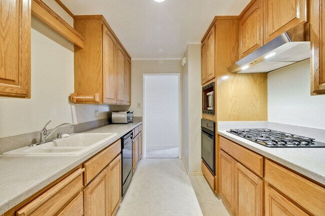 Building Photo - Excellent 4 bed 2.5 Bath Single Family Home!