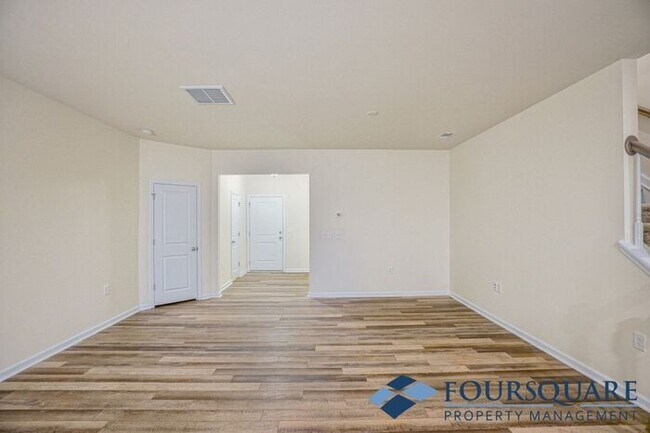 Building Photo - Spacious 3-Bed End- Unit Townhome with Mod...