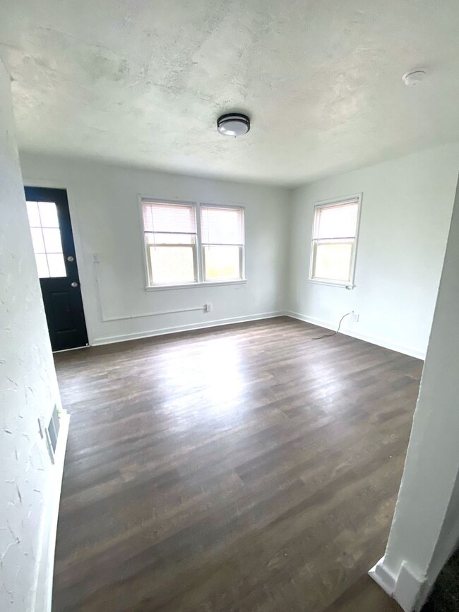 Building Photo - Renovated Split Level Townhome!