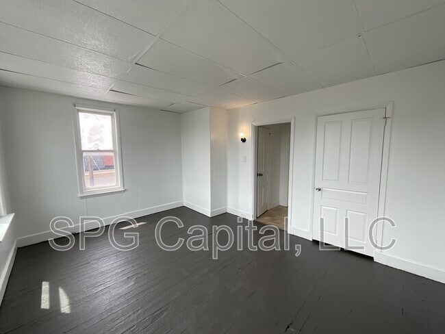 Building Photo - 124 S Pine St