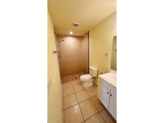 Building Photo - 3 Bedroom 2 Bath 1 Car garage Duplex! Convenient Location! SW Cape!