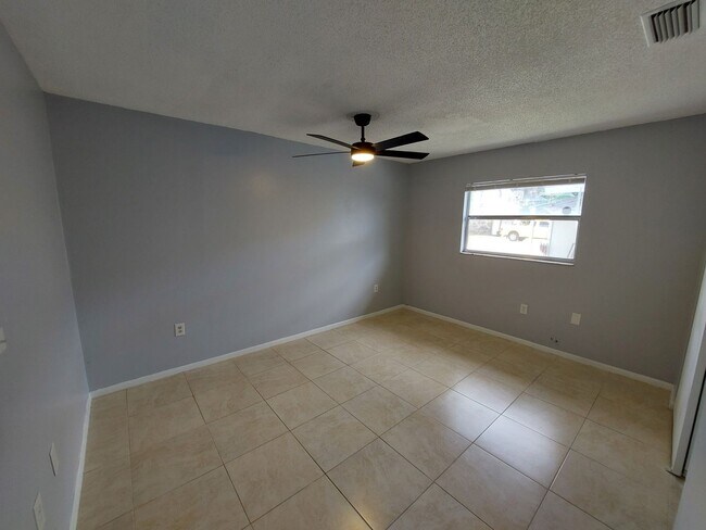 Building Photo - Adorable and Comfortable Sarasota Duplex! **Housing Choice Vouchers accepted**