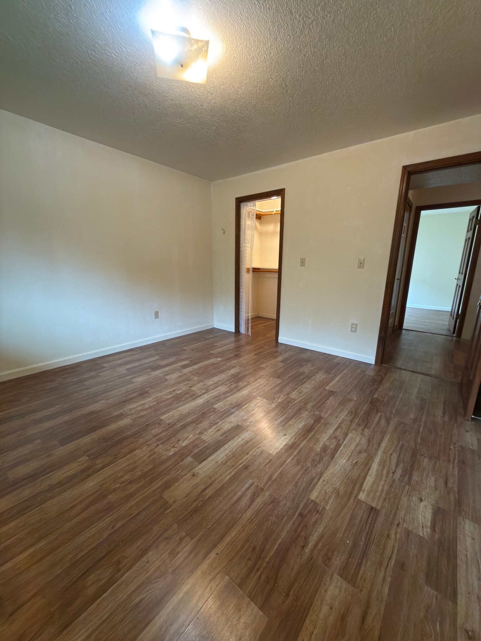 Building Photo - 2547 NE Holmes Rd