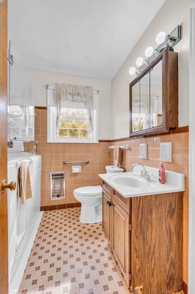 Building Photo - 3 Bedroom/ 2 Bathroom in Rosebank!