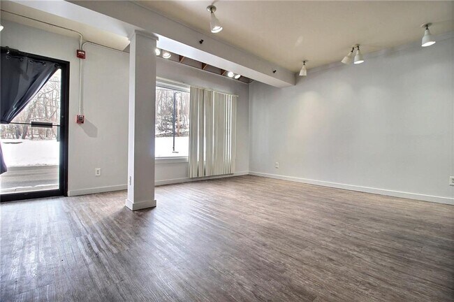 Building Photo - 55 Beach St