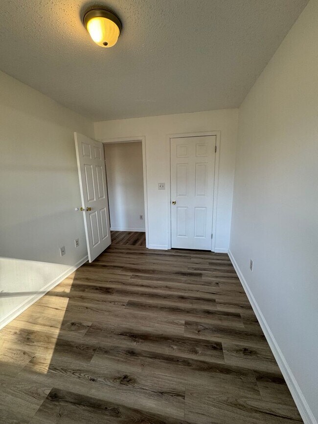 Building Photo - Desirable Townhouse in Martin! *New Flooring & Paint*