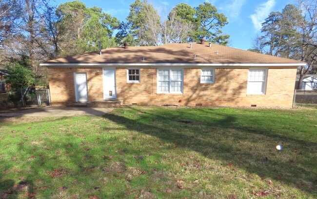 Building Photo - Lovely Updated 3 Bedroom, 2 Bath House in ...