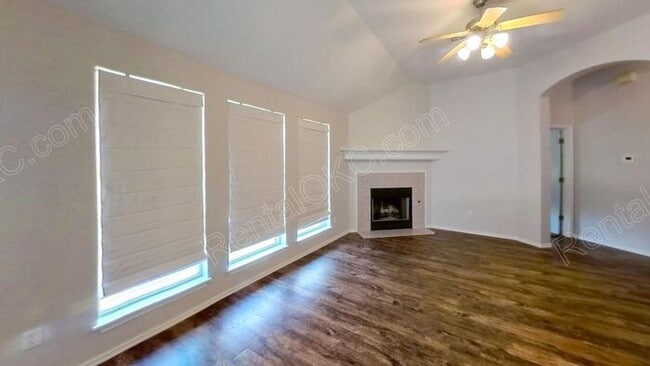 Building Photo - 4 Bed 2 Bath near Buck Thomas Park.