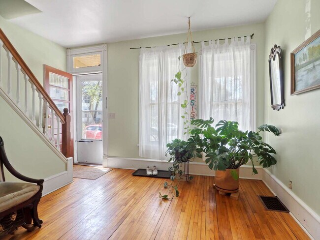 Building Photo - Classic 2-Bedroom Home in Phillips Neighborhood Pets Welcome!