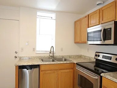 Building Photo - 728 28th St