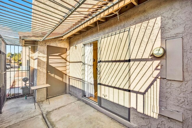 Building Photo - PARTIALLY FURNISHED 3 BEDROOM TOWNHOME NEAR CHINATOWN & STRIP