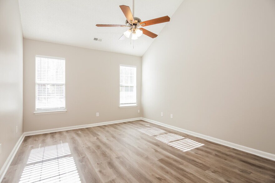 Building Photo - 2222 Sloan Dr