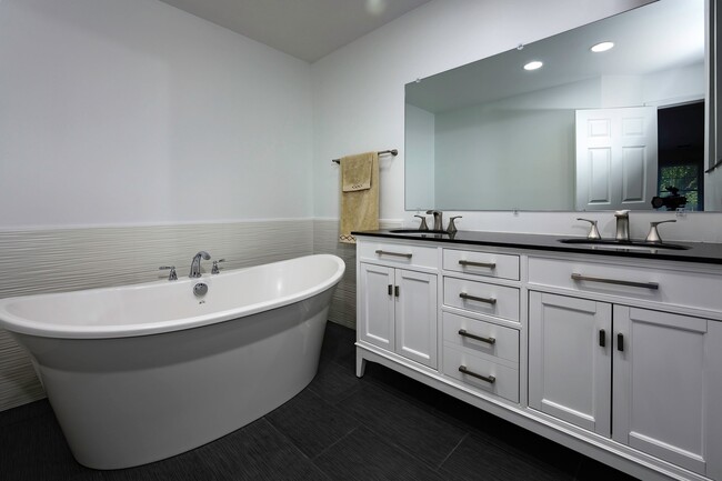 Building Photo - Spacious Bright and Beautiful End Unit Tow...