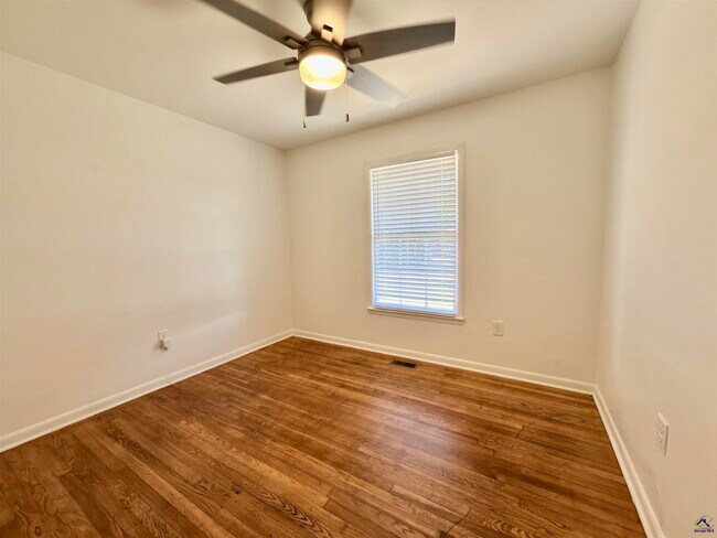 Building Photo - 214 Meadowridge Dr