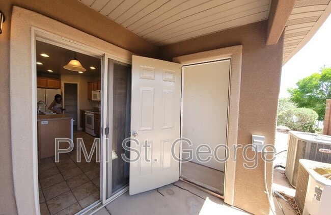 Building Photo - 3155 S Hidden Valley Dr