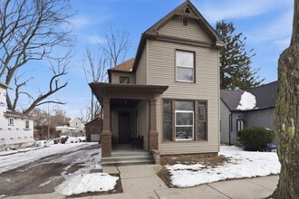 Building Photo - 2411 Fox Ave