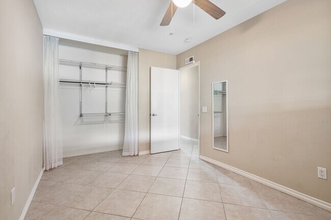 Building Photo - 3 Bedroom 2 Bathroom home available DECEMB...