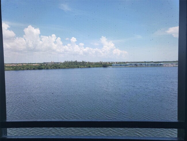 Building Photo - 1075 NE Miami Gardens Dr