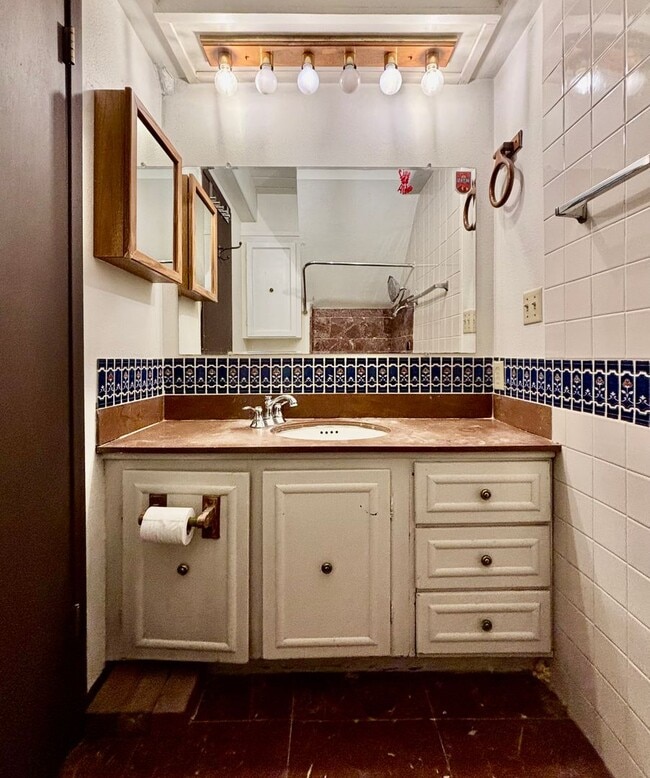 Building Photo - 2 Bed / 2 Bath Lakeview Bellevue cottage $2,845/month
