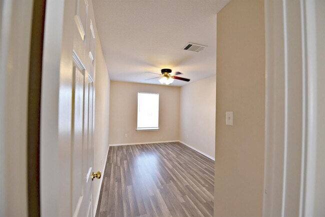 Building Photo - 105 Mesa Dr